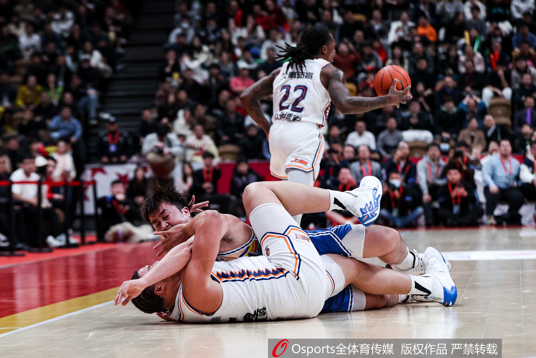 难顶🤣洛夫顿INS：CBA球员犯规也太多了 他们就是一直在打人